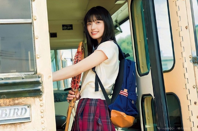 可爱小姐姐18岁日本偶像五百城茉央为神户胜利船开球