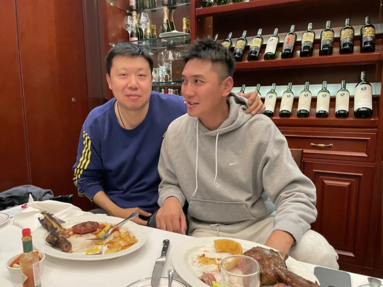 张博晒与王治郅的合照：我心里中国篮球最靓的仔